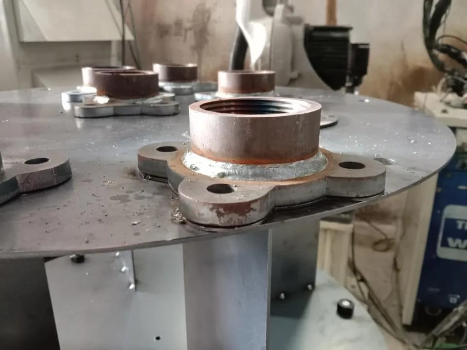Bàn xoay gá đặt / Đồ gá hàn tự động (Welding Positioner & Fixture) gắn chi tiết cơ khí.