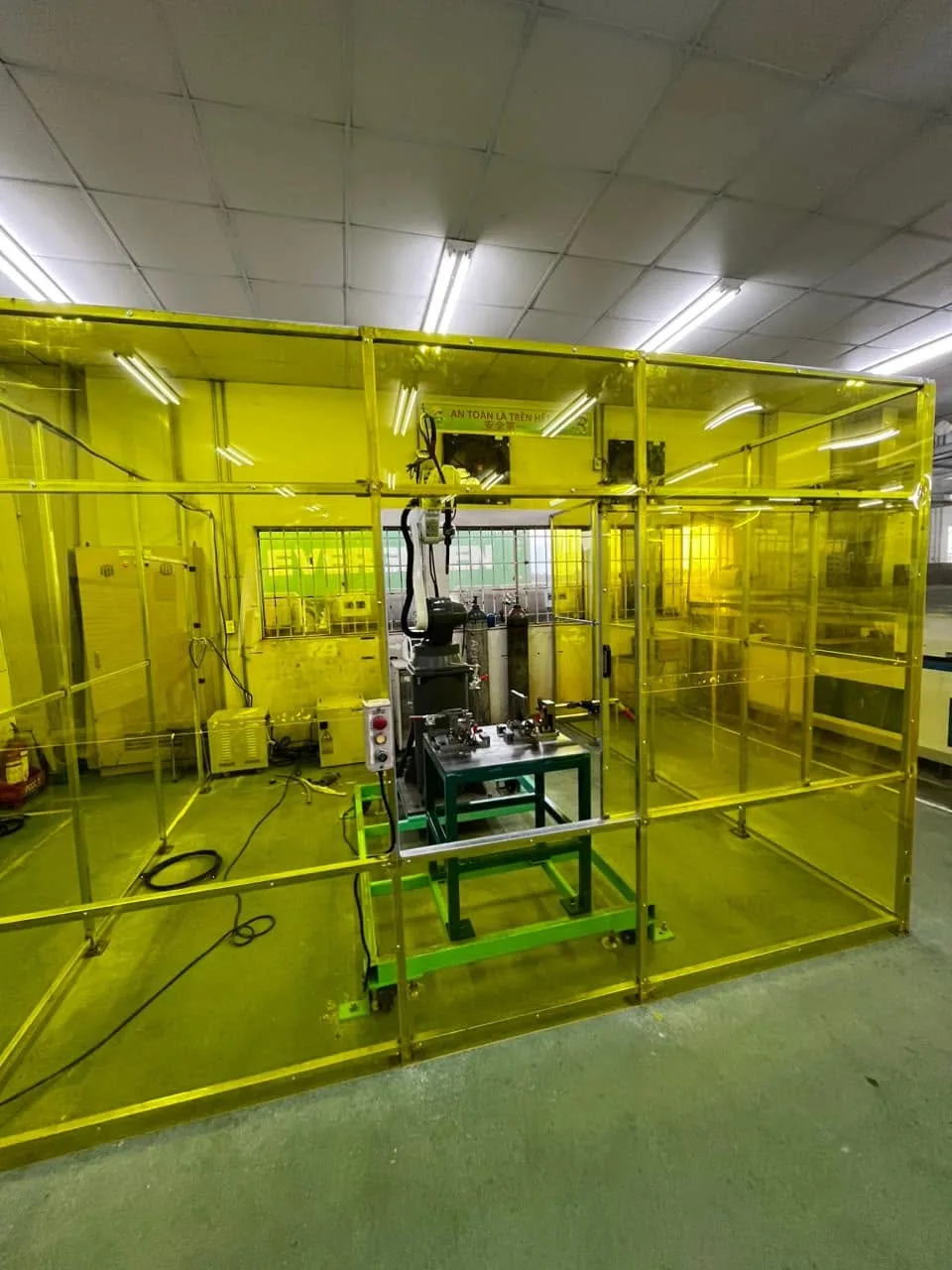 Tế bào robot hàn / Buồng hàn robot tự động hóa có vách cách nhiệt bảo vệ (Robot Welding Cell / Enclosure).